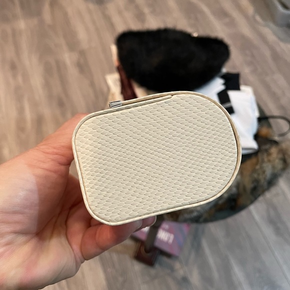 FREE  Jimmy choo with $400 purchase snake Sunglass case nwot - Picture 2 of 3